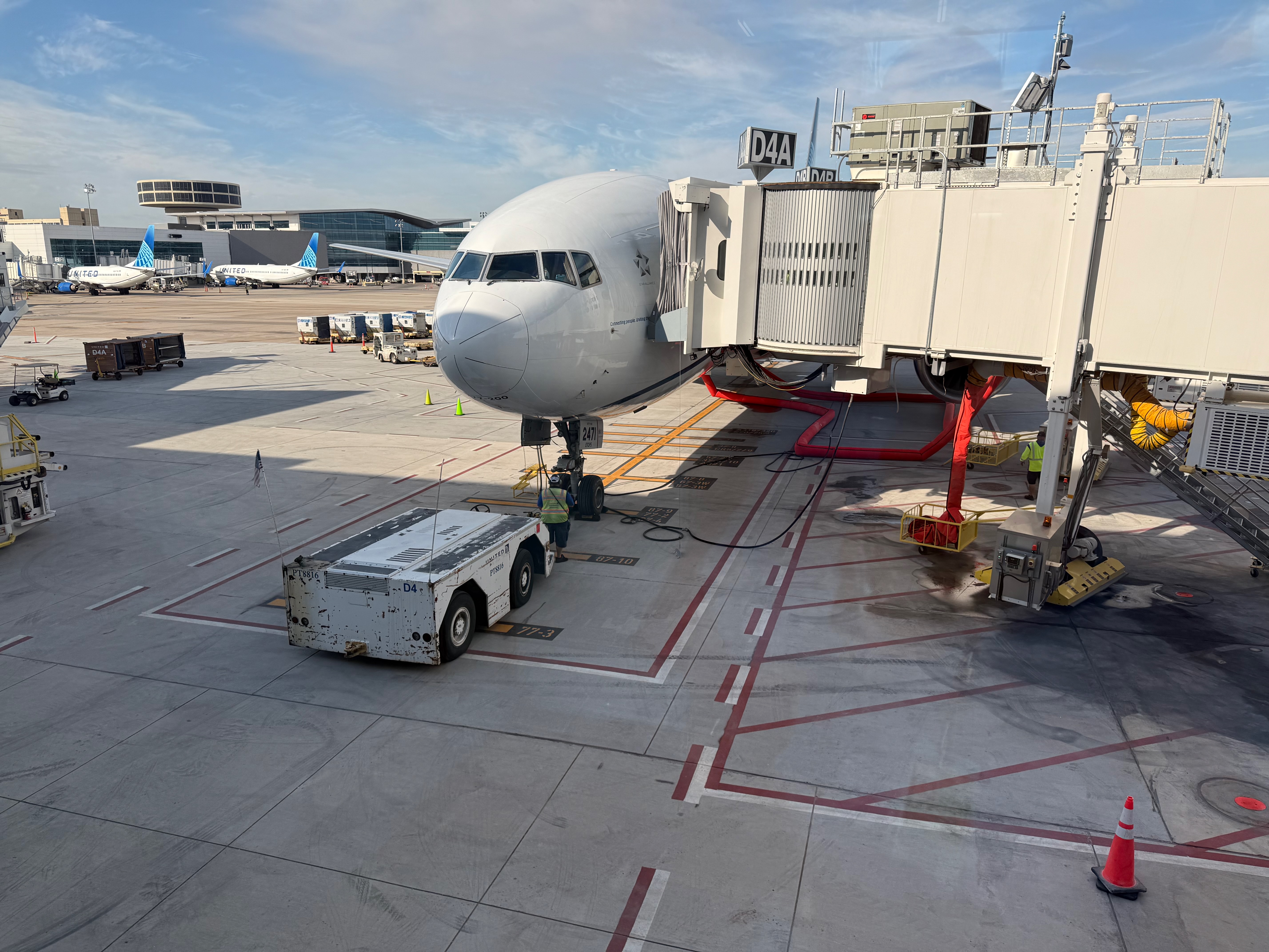 Passenger boarding bridge